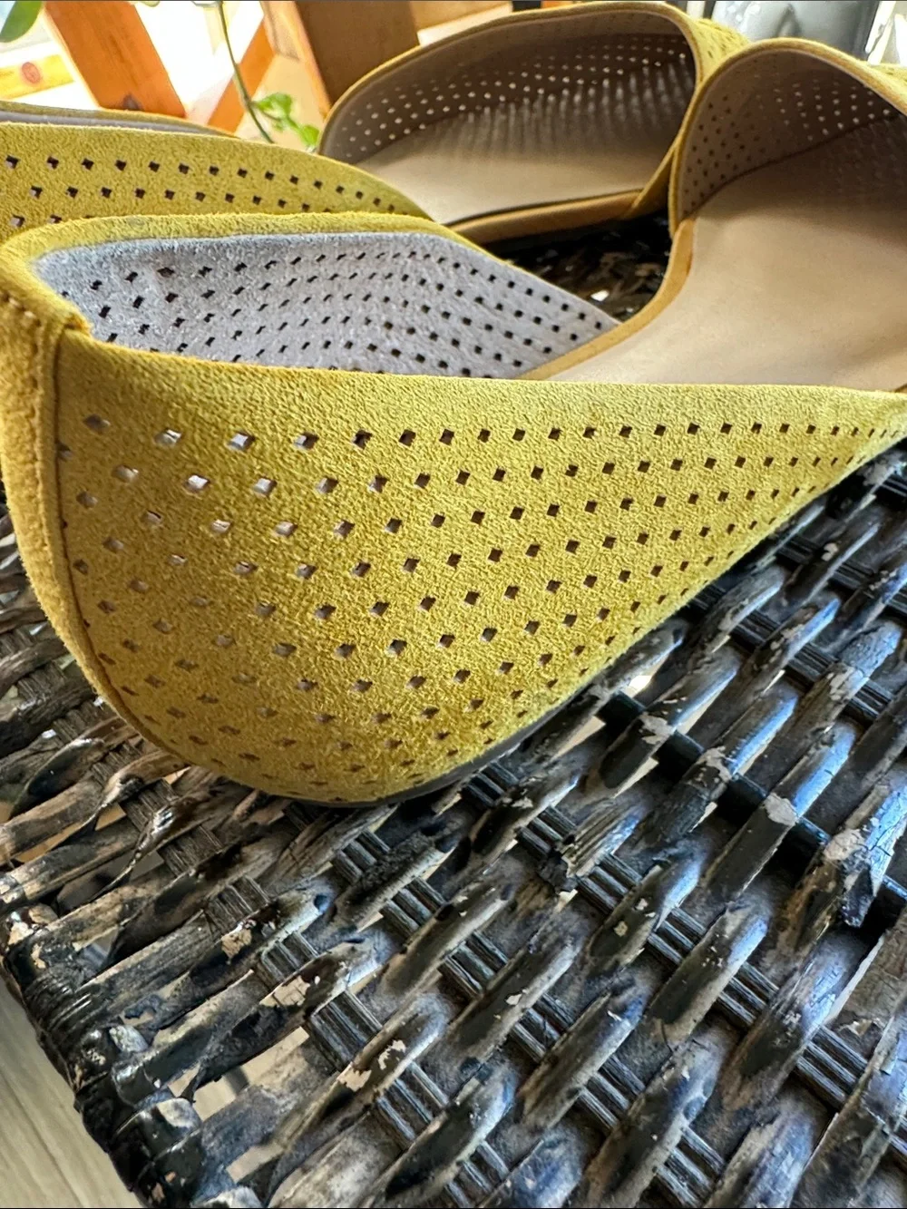 Franco Sarto Honey2‎ Yellow Pointed-Toe Perforated Flats Women’s Size 9.5